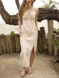 Vestido largo de tirantes delgados con escote halter. Tiene un detalle fruncido en el busto con abertura frontal y un pequeño corte debajo del pecho. La falda incluye una abertura frontal que aporta movimiento y frescura al diseño. Silueta ajustada al cuerpo con caída fluida. Ideal para un look de playa o verano.
