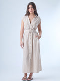 Vestido midi de corte camisero, sin mangas y con hombreras ligeras. Presenta escote en "V" profundo, bolsillos de tapa en el pecho y botonadura frontal completa. Incluye un cinturón del mismo tejido con hebilla doble para acentuar la cintura, y una abertura en la parte inferior que facilita el movimiento. El patrón de rayas verticales estiliza la silueta y aporta un aire fresco y casual.

Detalles:

Color: Sand

Material: 100% Poliéster&nbsp;