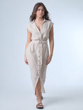 Vestido midi de corte camisero, sin mangas y con hombreras ligeras. Presenta escote en "V" profundo, bolsillos de tapa en el pecho y botonadura frontal completa. Incluye un cinturón del mismo tejido con hebilla doble para acentuar la cintura, y una abertura en la parte inferior que facilita el movimiento. El patrón de rayas verticales estiliza la silueta y aporta un aire fresco y casual.

Detalles:

Color: Sand

Material: 100% Poliéster&nbsp;