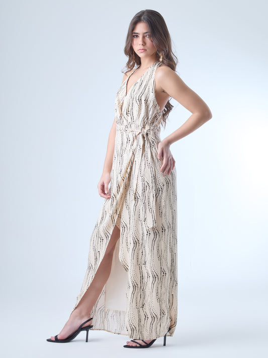 Este vestido de corte largo y envolvente resalta la figura con un escote halter profundo y un amarre lateral que aporta movimiento y definición. Su abertura frontal sutil añade un toque de sensualidad refinada, ideal para eventos nocturnos, cenas elegantes o celebraciones con estilo. Una pieza versátil que equilibra modernidad y elegancia.

Detalles:

Color: Sand
