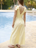 Este vestido presenta un diseño elegante y femenino. Tiene un escote en "V" cruzado que estiliza el busto y una cintura ancha tipo fajón que define la silueta. Los tirantes se anudan sobre los hombros, agregando un toque delicado y ajustable al diseño. La falda cae en corte evasé hasta los tobillos, con una caída fluida que favorece el movimiento. Su estilo atemporal lo hace ideal tanto para eventos de día como para cenas o celebraciones formales. Puede combinarse con tacones o sandalias.