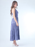 Vestido largo con escote en V profundo y tirantes finos. El cuerpo tiene un diseño cruzado que acentúa el busto y estiliza la figura. La falda está compuesta por paneles amplios con sutiles volantes, que aportan fluidez y un aire romántico. Ideal para un look femenino y relajado.